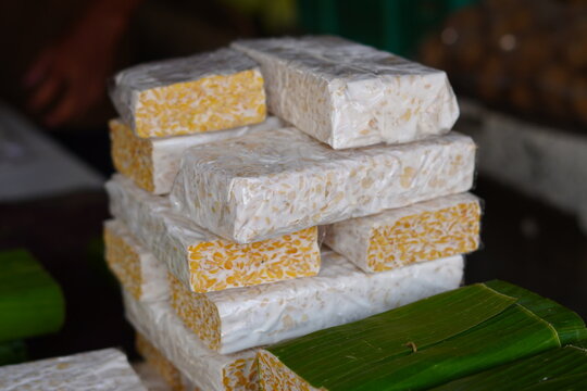 sugar cubes on a wooden table tempe plastik
