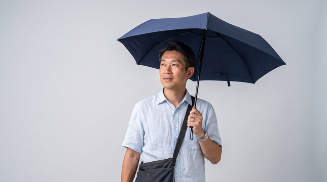 日傘をさす男性
