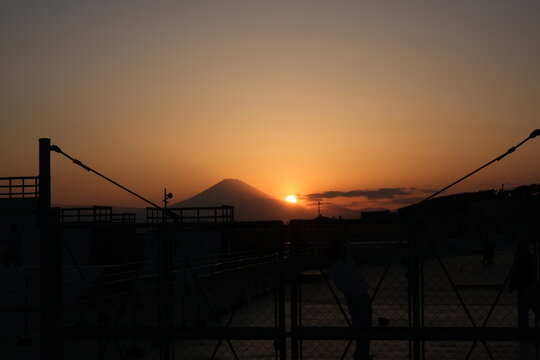 湘南海岸公園にて、日没後のオレンジ色に染まる富士山のシルエット　夕景