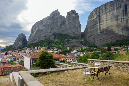 Kalambaka, Greece: Picturesque town in the nomos of Thessaly, nestled between picturesque mountains
