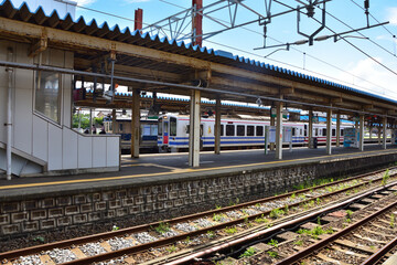 Obraz premium 新潟 JR信越本線直江津駅に停車中のHK100系電車
