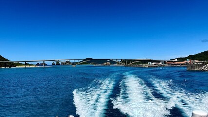 高速船から見える阿嘉大橋と青い海 © 隼人 増田