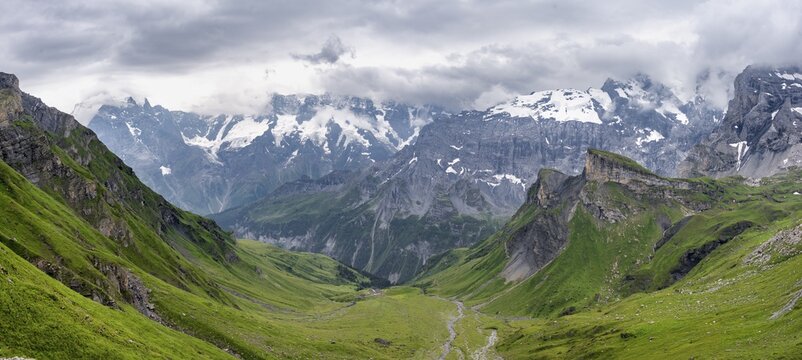 View of a green high valley and steep mountain peaks, cloud-covered mountain landscape, Rote H&auml;rd, Bernese Alps, Bernese Oberland, Switzerland