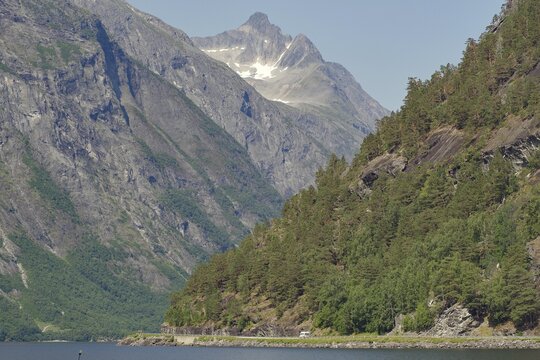 Large mountains with snow-capped peaks and a lake in the foreground, proportions, Eikesdalen, Eikesdalvatnet, Aursj&ouml;vegen, More og Romsdal, Norway
