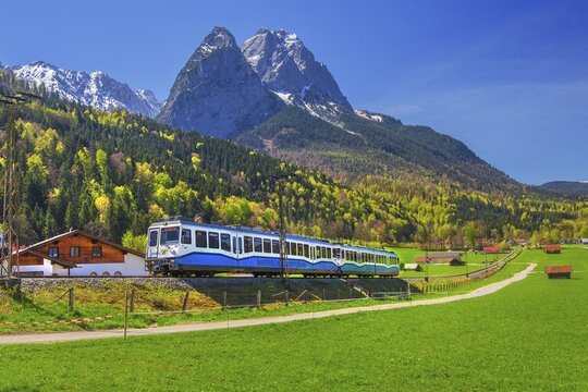 Zahnradbahn der Bayerische Zugspitzbahn vor dem Waxenstein 2277m, Garmisch-Partenkirchen, Loisachtal, Werdenfelser Land, Upper Bavaria, Bavaria, Germany