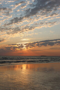 Coucher de soleil, plage de Sainte-Barbe &agrave; Plouharnel (Bretagne, Morbihan, France)