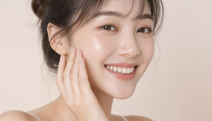 Obraz premium 頬に優しく手を添えて歯を見せて明るく爽やかに微笑む若い日本人女性のビューティーポートレート