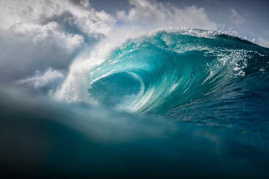 Beautiful wave at Banzai Pipeline
