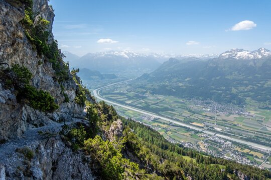Blick ins Rheintal vom F&uuml;rstensteig &ndash; exponierter Wanderweg in Liechtenstein
