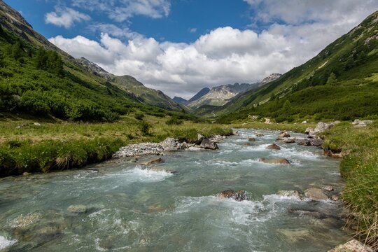 Fluss im Val Bever &ndash; Gebirgsbach in der Berglandschaft des Engadins, Graub&uuml;nden