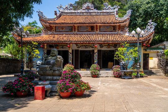Tempel bei einer H&ouml;hle in Da Nang &ndash; buddhistisches Heiligtum in den Marmorbergen, Vietnam