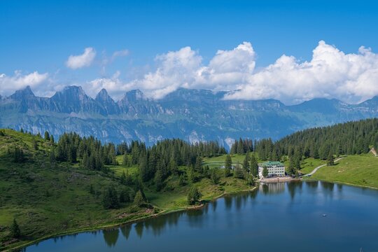 Seebenalp auf den Flumserbergen mit Blick auf die Churfirsten &ndash; Bergsee im Sarganserland, St. Gallen