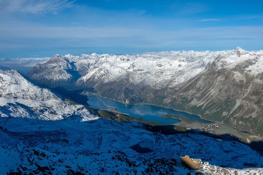 Silsersee im Herbst mit Schnee auf den Bergen &ndash; Herbststimmung im Oberengadin, Graub&uuml;nden