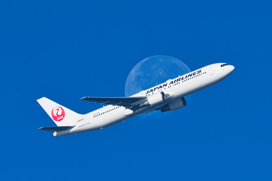 月を背景に離陸上昇する日本航空 ボーイング767-300ER (JA612J) 旅客機