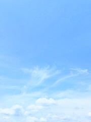 Fototapeta premium Beautiful blue sky background with soft white clouds for design and wallpaper