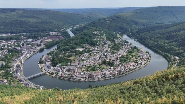 Vue a&eacute;rienne panoramique du village de Montherm&eacute;, en France dans les Ardennes. Une boucle de la rivi&egrave;re, la Meuse, entoure la ville. Juillet 2026