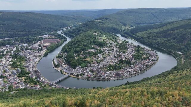 Vue a&eacute;rienne panoramique du village de Montherm&eacute;, en France dans les Ardennes. Une boucle de la rivi&egrave;re, la Meuse, entoure la ville. Juillet 2026