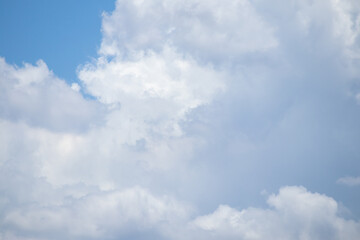 Obraz premium Beautiful blue sky with white clouds on a sunny day background