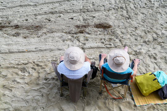 Couple de retrait&eacute;s assis sur une plage en Bretagne