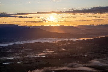 Obraz premium Sunrise over the Yarra Valley with morning fog from a hot air balloon, Victoria, Australia