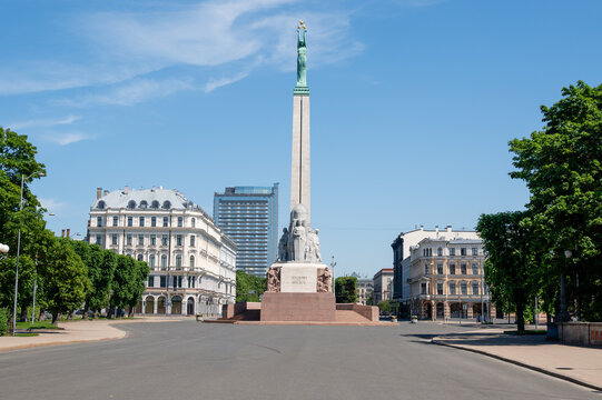 Title: The Freedom Monument with Milda holding three golden stars in central Riga