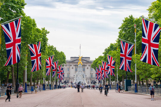 イギリス国旗（ユニオンジャック）が掲げられたロンドンの大通り「ザ・モール」
