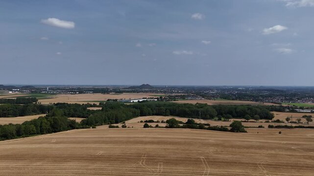 Bassin minier du Pas de Calais en France , avec les terrils jumeaux de Loos en Gohelle &agrave; l'horizon