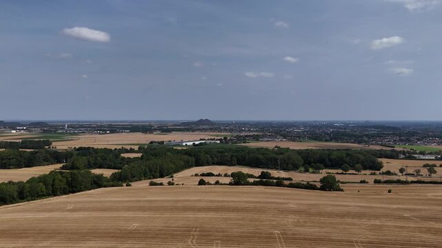 Bassin minier du Pas de Calais en France , avec les terrils jumeaux de Loos en Gohelle &agrave; l'horizon