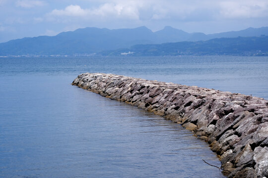海に伸びる石積みの防波堤