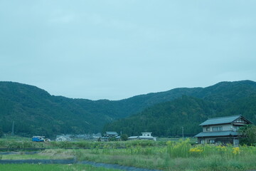 深緑の山々と田畑が広がる静かな日本の田舎風景 © yama