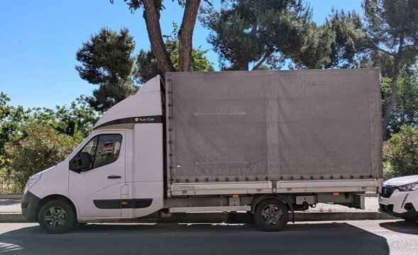 Vista lateral de un cami&oacute;n ligero de reparto Renault Master con cabina Twin Cab, con zona de carga cubierta con una lona de color gris, aparcado en Madrid, Espa&ntilde;a, 23 de mayo de 2026