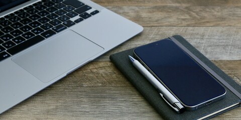 パソコンとスマートフォンのあるデジタルワークスペース © 正 田辺