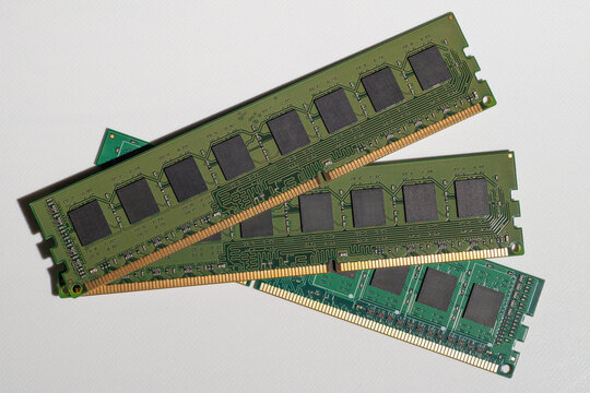 デスクトップパソコン用メモリを並べたテクノロジー素材
