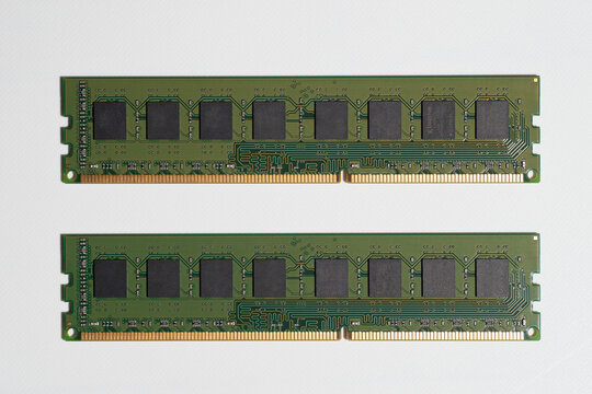 デスクトップパソコン用メモリを並べたテクノロジー素材