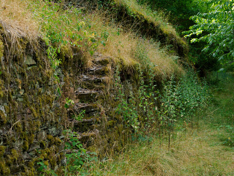 Alte Weinbergsmauer mit Treppe an der Mosel