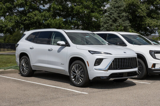 Buick Enclave Avenir AWD Mid-Size SUV at a dealer. Buick offers the offers the Enclave with a 2.5L Turbo DOHC engine. MY:2026