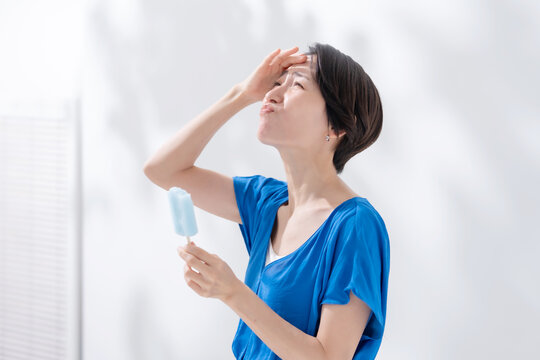 アイスを食べる女性
