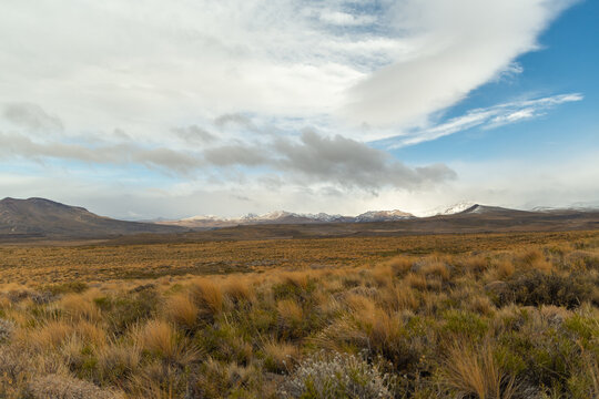 Altiplano patag&oacute;nico: estepa dorada frente a cumbres nevadas