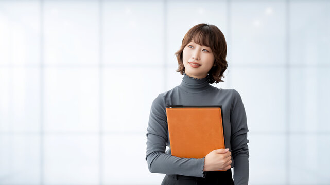 ファイルを持つ笑顔の女性・ビジネスウーマン, Smiling Businesswoman Holding a File Folder