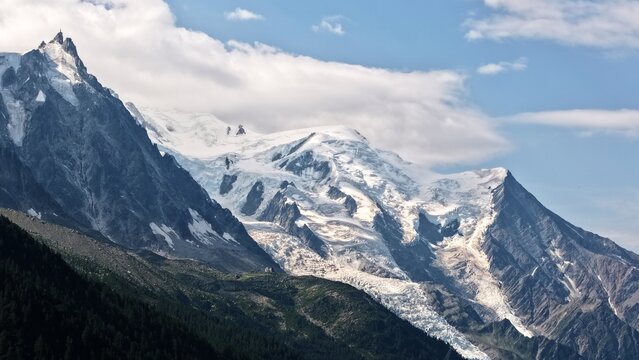 Vue panoramique sur les glaciers et sommets du Mont-Blanc &agrave; Chamonix