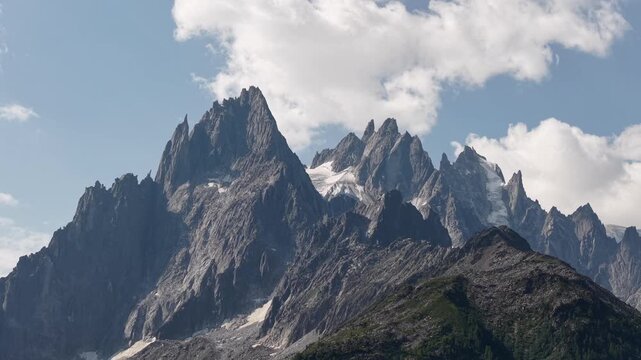 Aiguilles de granit du massif du Mont-Blanc contre un ciel bleu &agrave; Chamonix