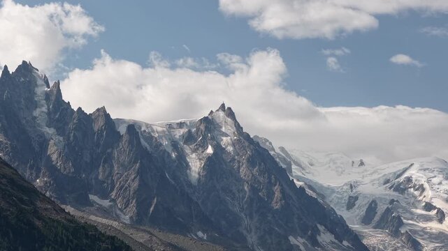 Panorama du massif du Mont-Blanc avec pics ac&eacute;r&eacute;s et glacier &agrave; Chamonix