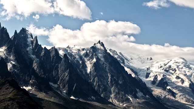 Les Drus et cimes enneig&eacute;es du massif du Mont-Blanc sous les nuages