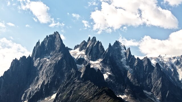 Aiguille du Midi et sommets escarp&eacute;s du massif du Mont-Blanc &agrave; Chamonix