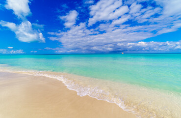 Fototapeta premium Tropical Beach with Turquoise Water in Cuba