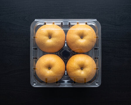 블랙배경에 한국과일 배 패키지 Korean Pear Fruit Package on Black Background, Asian pear,  黒背景の韓国梨フルーツパッケージ Emballage de poires cor&eacute;ennes sur fond noir Koreanische Birnen-Verpackung auf schwarzem Hintergrund 