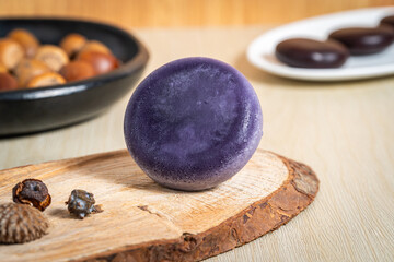 Jabón artesanal de lavanda en primer plano sobre madera © ismartineza