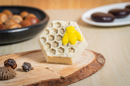 Jab&oacute;n artesanal de manzanilla y miel con forma de panal y abeja amarilla