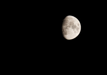 Księżyc na czarnym nocnym niebie,  © kubikactive