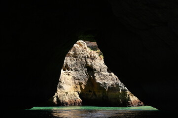 Höhle bei Carvoeiro an der Algarve © Fotolyse